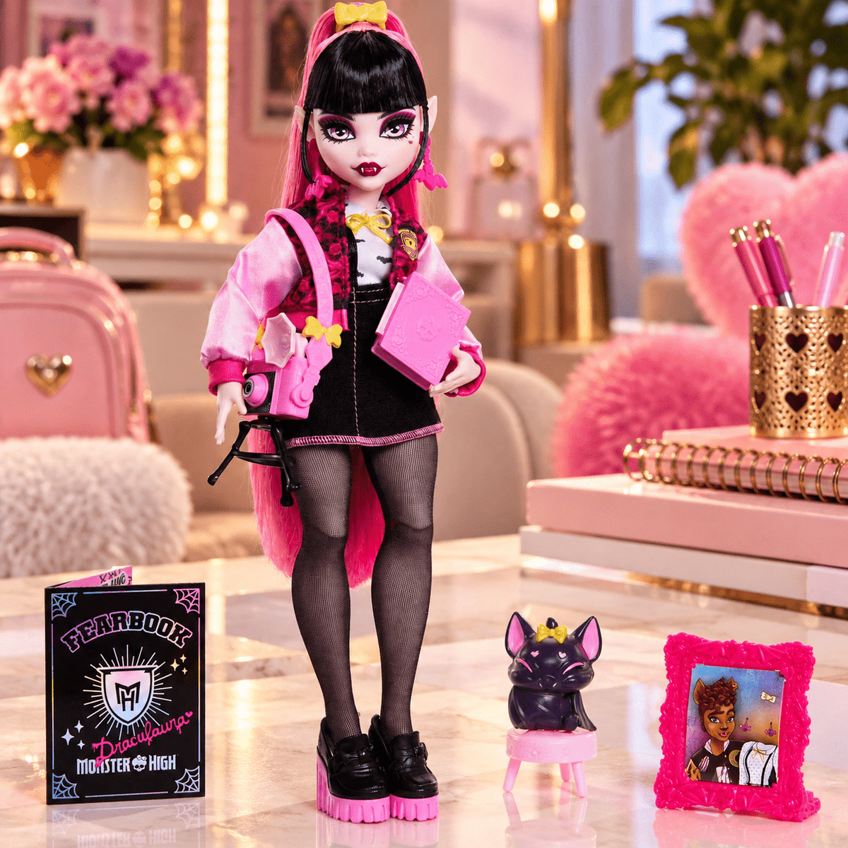 Monster High Fearbook Draculaura Fashion Doll with Yearbook and Photo Fang Club Accessories