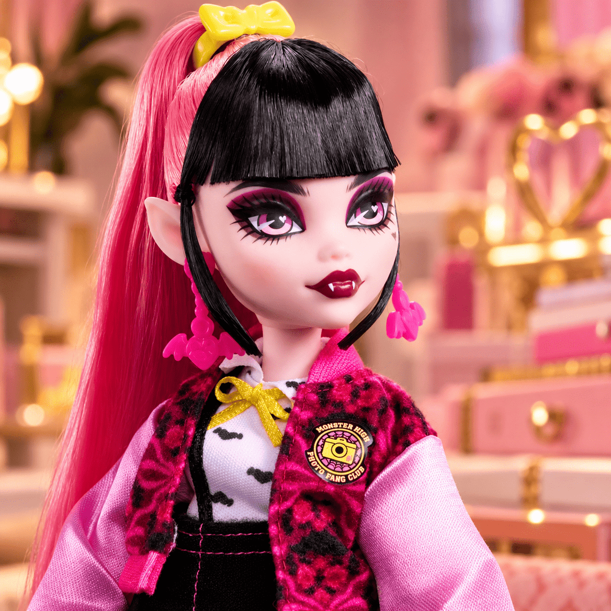 Monster High Fearbook Draculaura Fashion Doll with Yearbook and Photo Fang Club Accessories