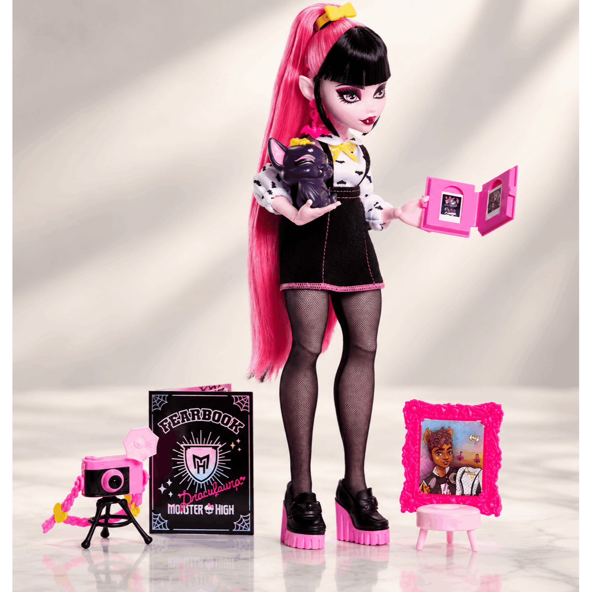 Monster High Fearbook Draculaura Fashion Doll with Yearbook and Photo Fang Club Accessories