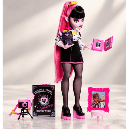 Monster High Fearbook Draculaura Fashion Doll with Yearbook and Photo Fang Club Accessories
